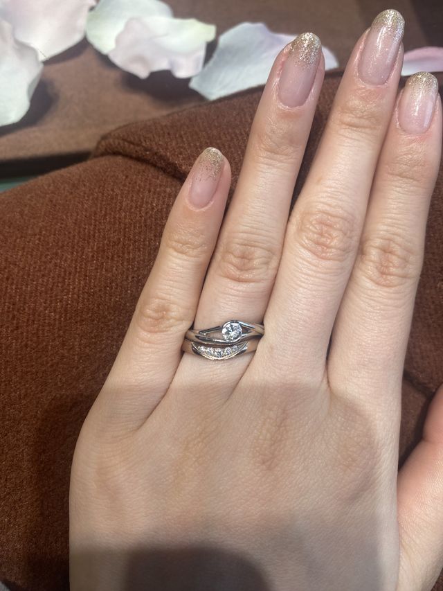 太さなど見るためにおいてある指輪をつけさせていただきました。