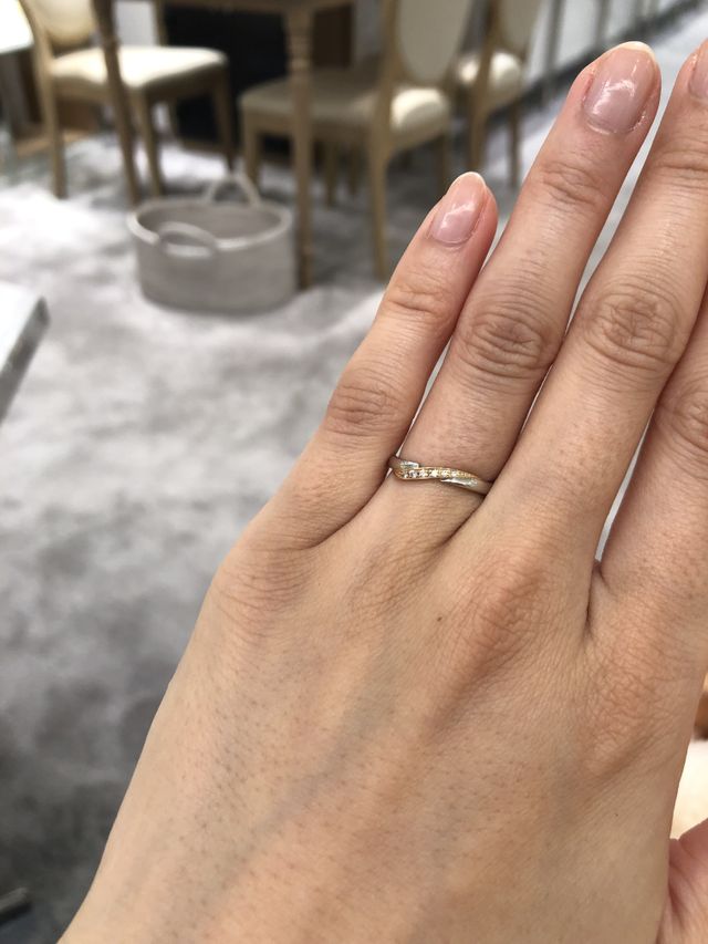 ふたつのリングを重ねるとハートの形になるのがポイント。