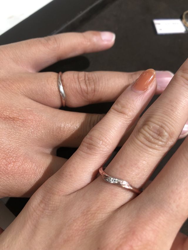 ウェーブデザインで細めの落ち着いたデザイン。