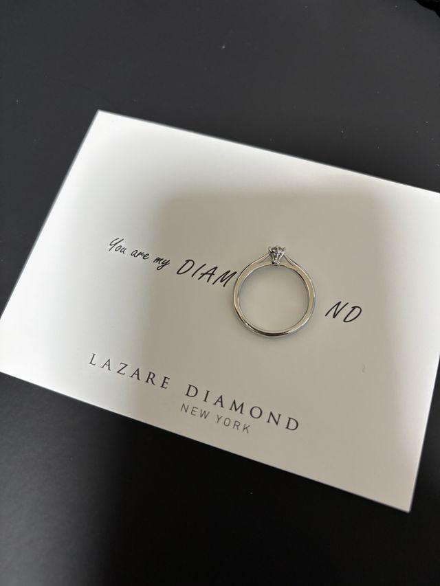 店舗で貰ったカードの上で撮りました。