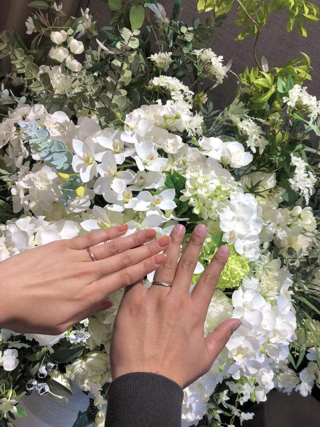 ウェーブラインに北斗七星を表す7粒のダイヤが魅力的なデザイン