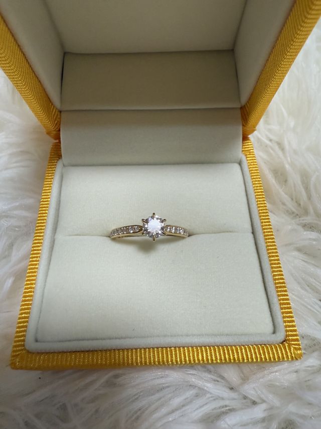 ダイヤ0.4カラットイエローゴールド
9号総ダイヤ個数17コ