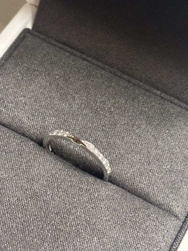 プライベートでもお仕事でも身につけられる大人かわいい指輪です