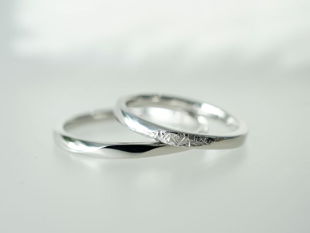 プラチナの素材と峰のデザインをお揃いにしています