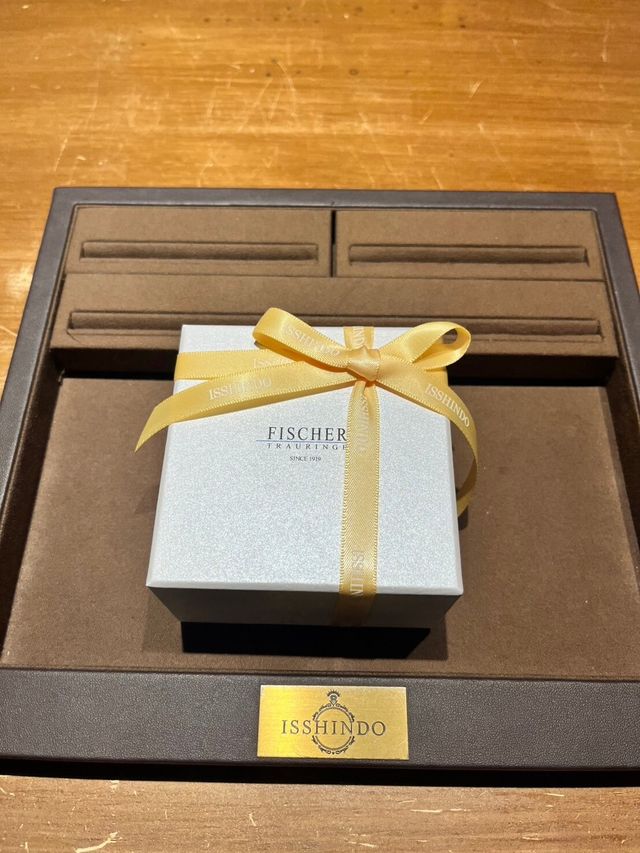 指輪の箱も白基調で可愛らしいです。