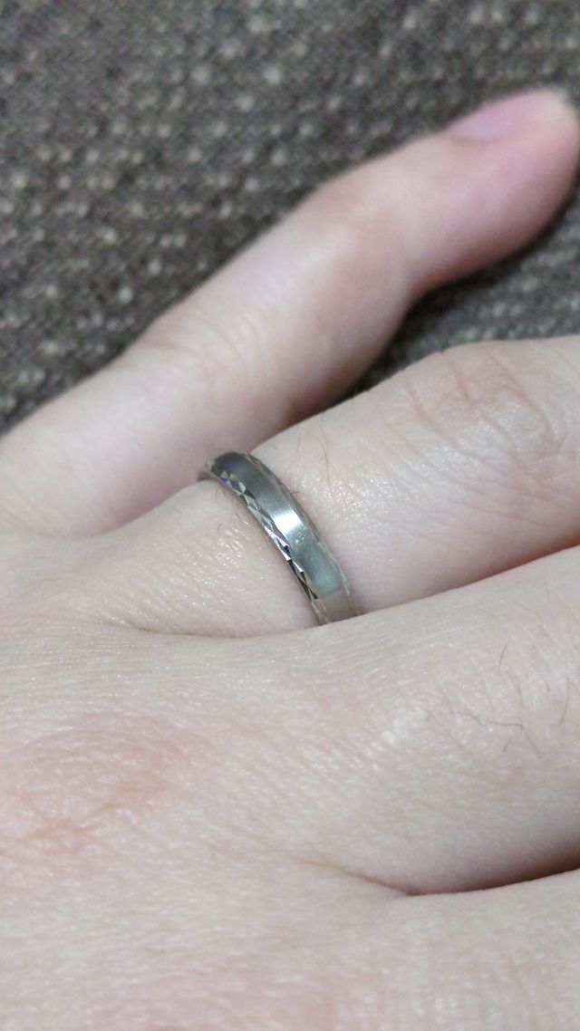 動きがあるごとにキラキラと綺麗に光ります。