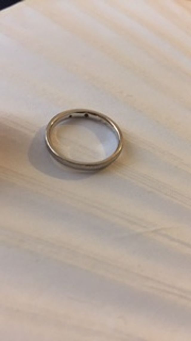 指輪の内側には、イニシャルとピンクトルマリンの石。