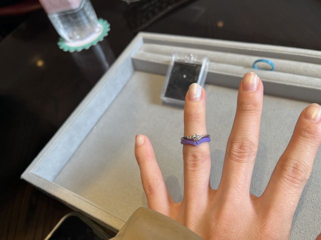 上が婚約指輪、下が結婚指輪のサンプル
ぴったり重なります！