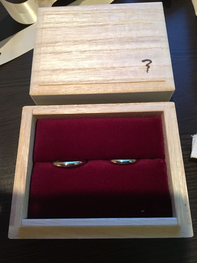 結婚指輪を購入しました。入れ物は木箱でこのまま使えそうです。