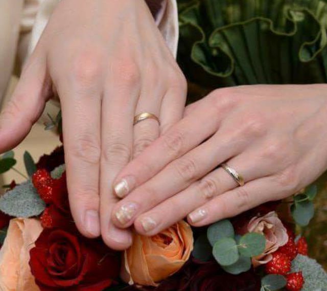 プラチナにツヤ消し１８金のコンビ、私はメレダイヤ４石入り