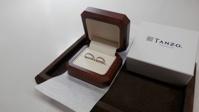 指輪をお店で受け取った時に記念に撮らせてもらった一枚です。