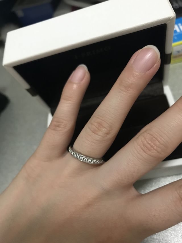 左手薬指にはめた指輪