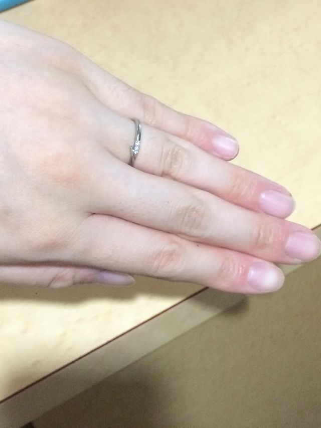 曲線ラインのデザインなので、指が長く見えます。