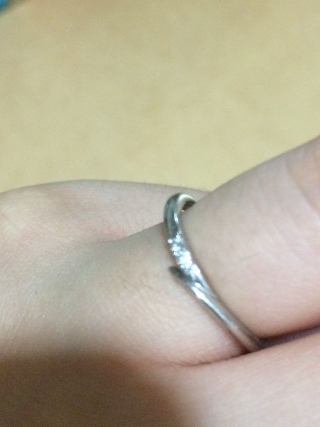 線が細く華奢なデザインなので上品な印象です。