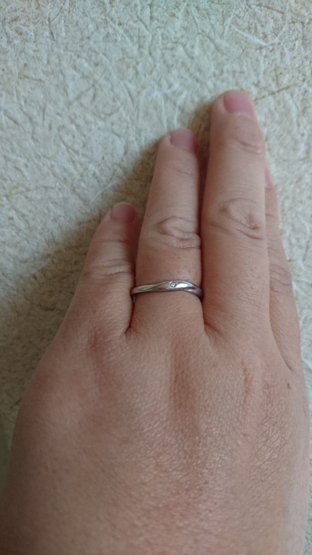 ダイヤモンドの横はクロワッサンのようなデザイン   