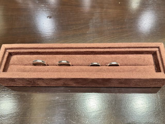 結婚指輪（プラチナ）と入籍指輪（シルバー）です。