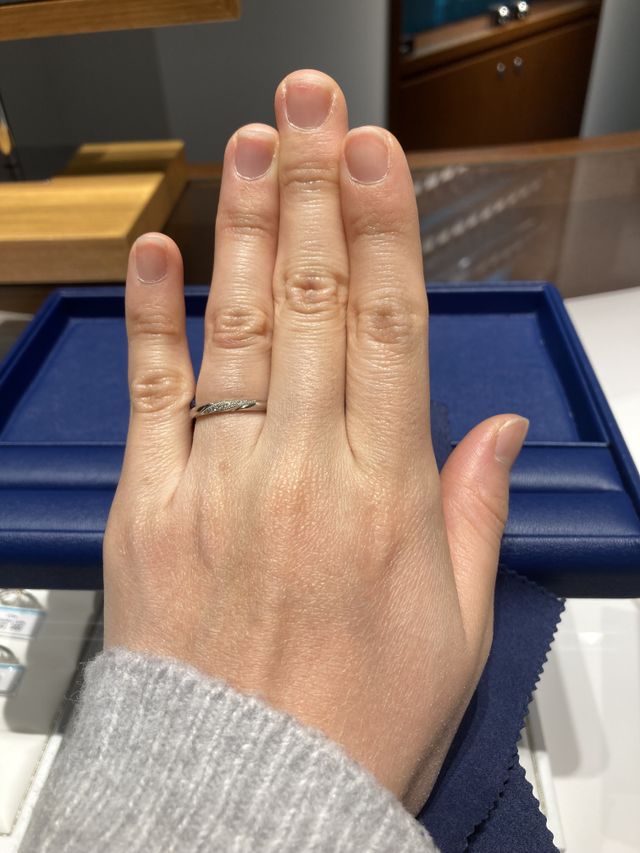 7つのダイヤモンドが入っており、一つ一つが輝いています。