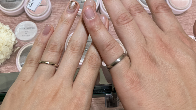 指に馴染む感じ。ラインでゴールドが入ってるのがオシャレ。