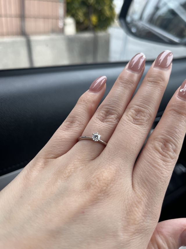 とても指が綺麗に見えてダイヤが輝いています！