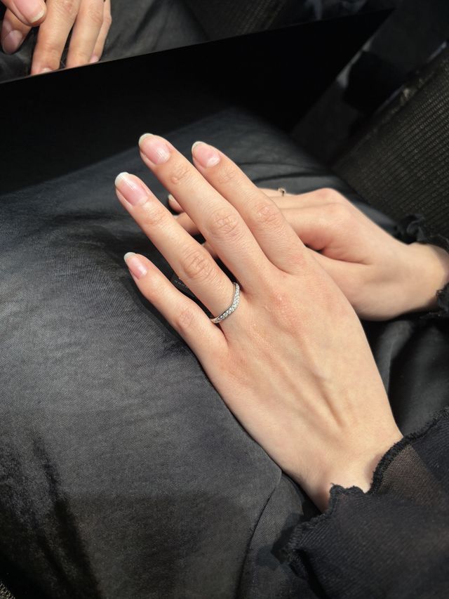 ゴージャスなハーフエタニティ
くびれがあるデザイン