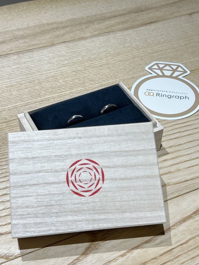 結婚指輪です。素敵な桐箱も付いてきました。