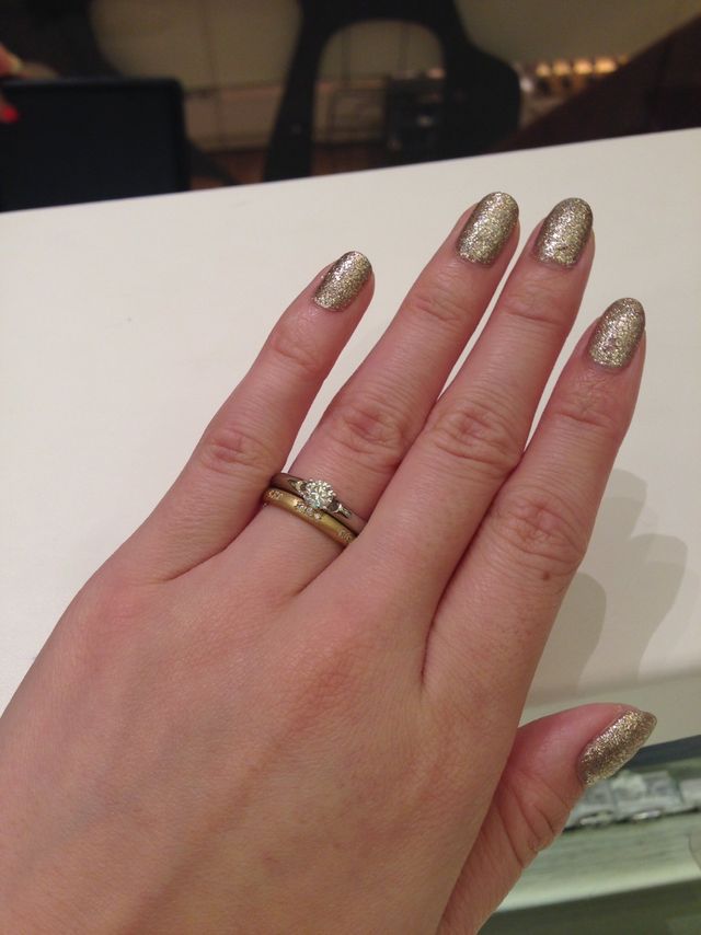 妻が着用。結婚指輪は別ブランド