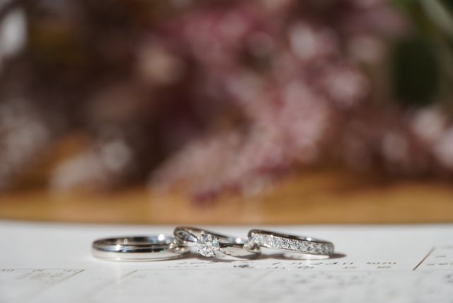 婚約指輪とともに。