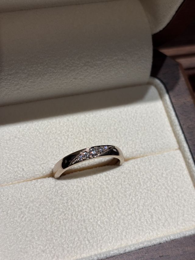 ダイヤモンドが綺麗に見えるように、ミル打ちをプラスしました。