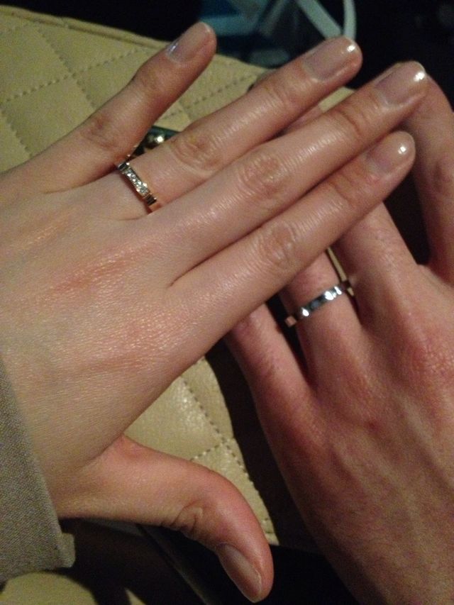 入籍した日、主人と指輪をはめた一枚