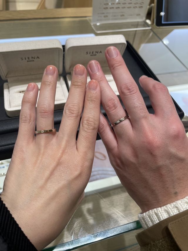 新郎はプラチナ、新婦はロゼチナ。新郎の購入品はダイヤ無し。