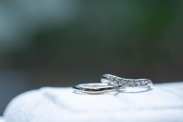 ダイヤのデザインがと指に沿った緩やかなカーブが特徴的です