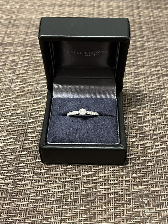 0.19ctです。ケースは大小2種類いただけます。（小）