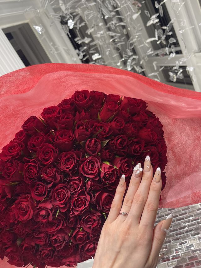 シンプルにひとつのダイヤがとても綺麗に輝いていてます