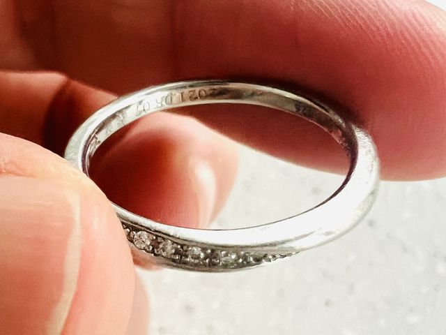 リングの内側に記念日と名前、イランストを入れました