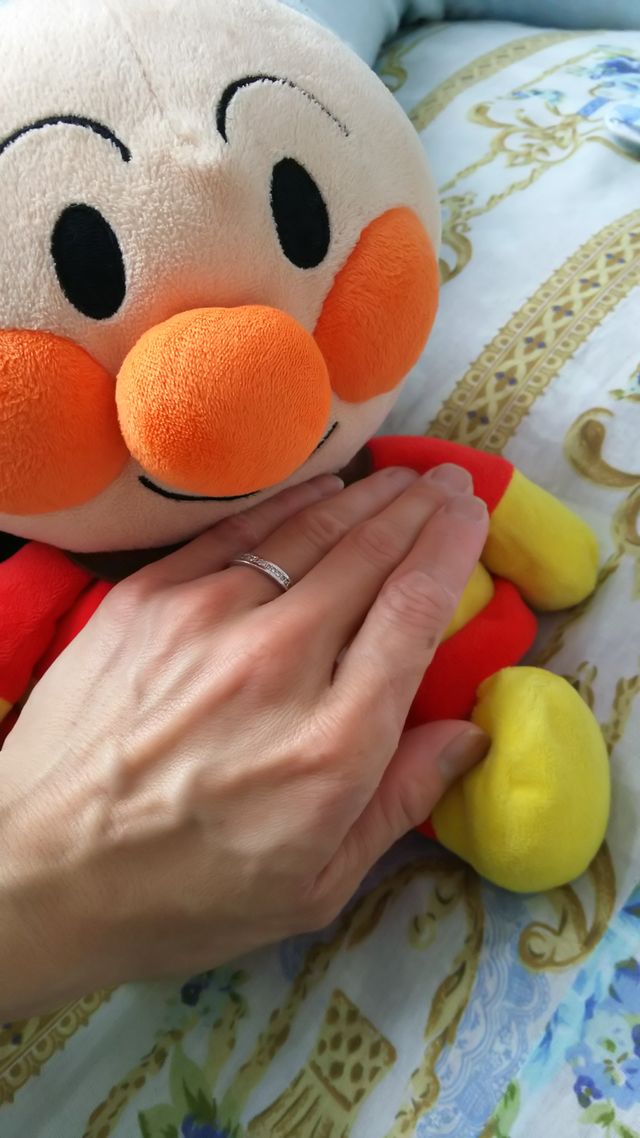 表面に小さなダイヤがちりばめられています。