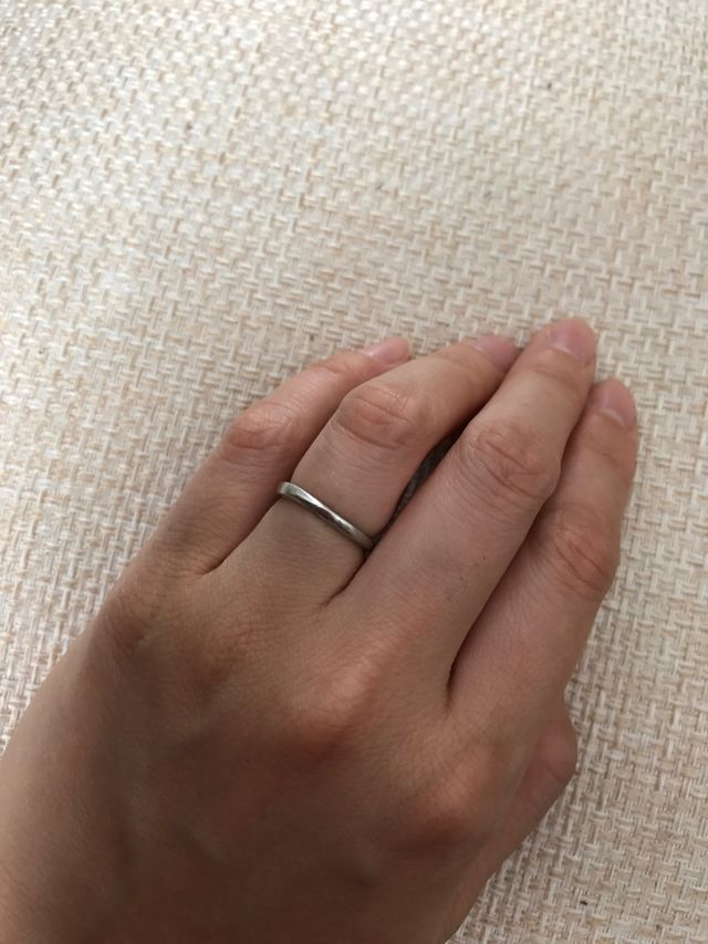 シンプルで重みがなく気にせず作業がしやすい結婚指輪。
