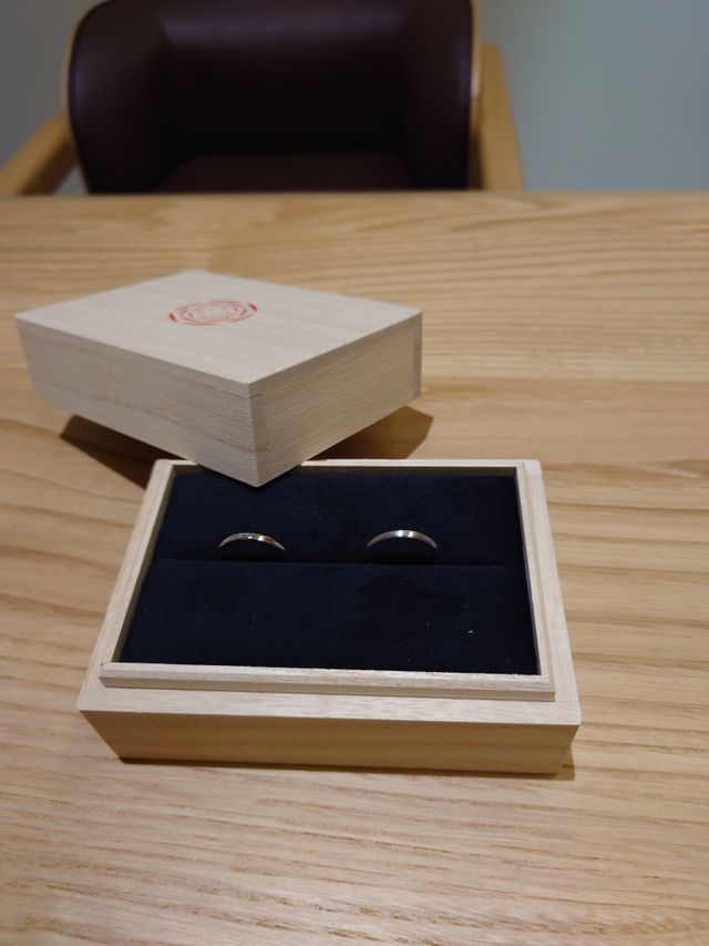 婚約者との二人の指輪の写真です。