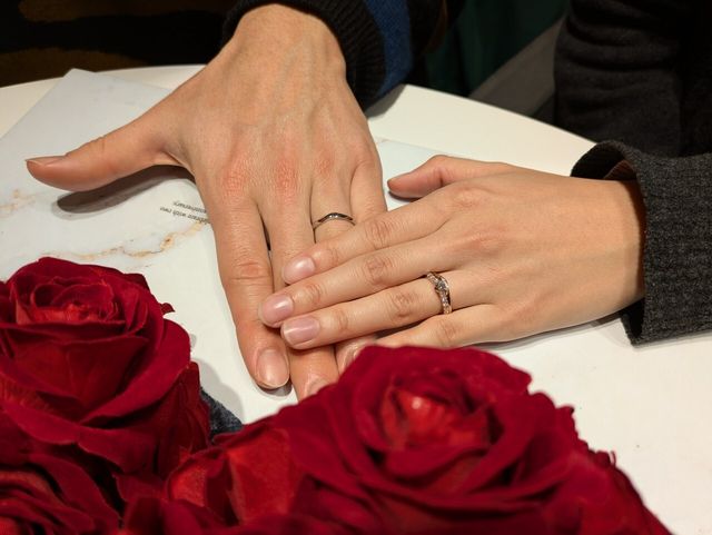 指輪受け取り時に婚約指輪と結婚指輪を重ね付けして撮影