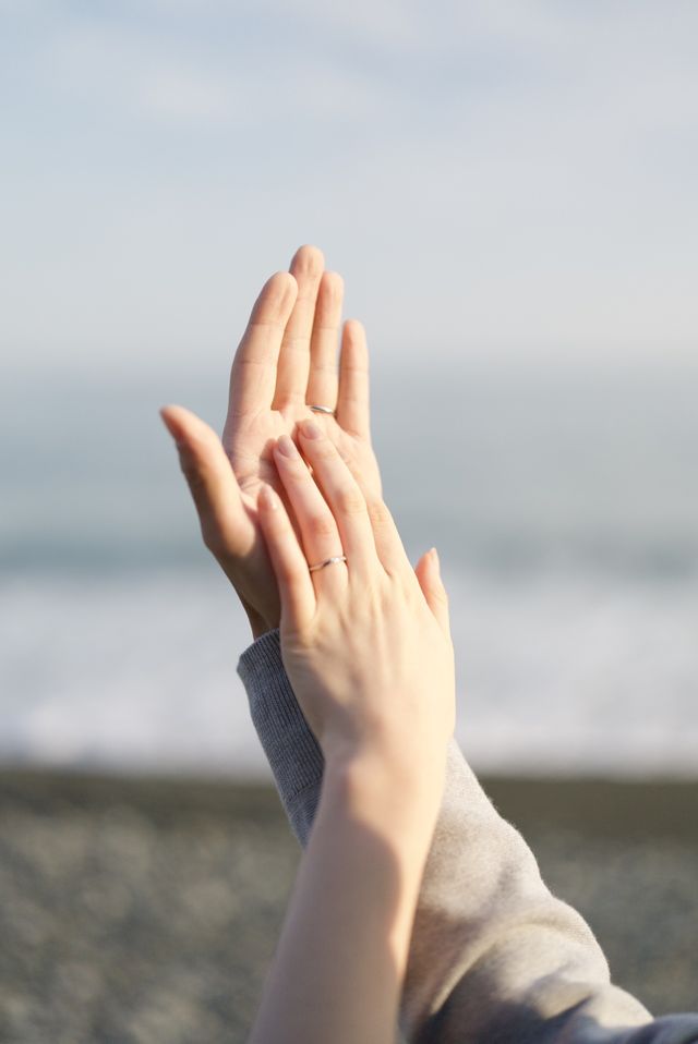 顔合わせの日に
初めて指輪をはめて海で撮影しました＊