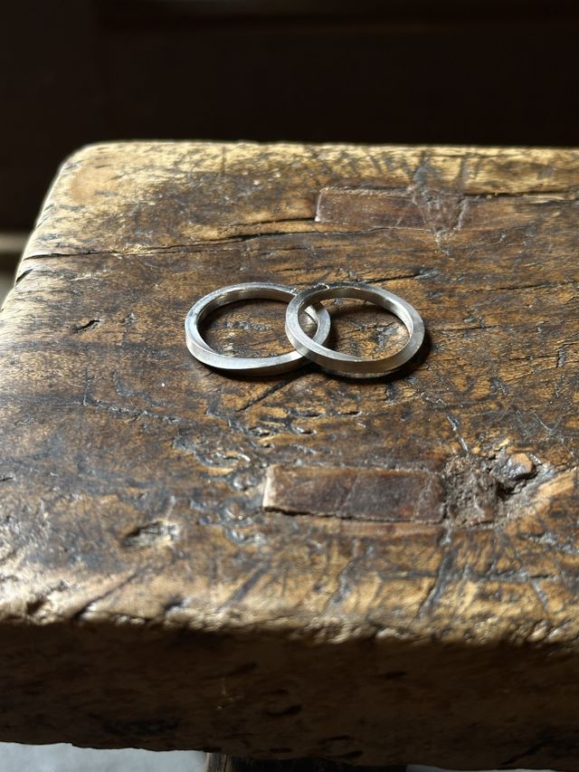 完成前の今しか見られない指輪を写真に残していただきました。
