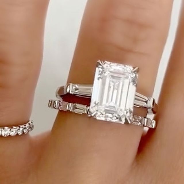 エメラルドカットダイヤモンドの婚約指輪