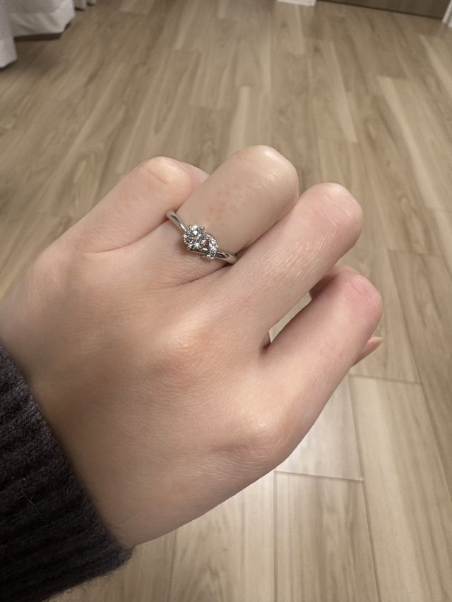 V字なので指が綺麗に見えます