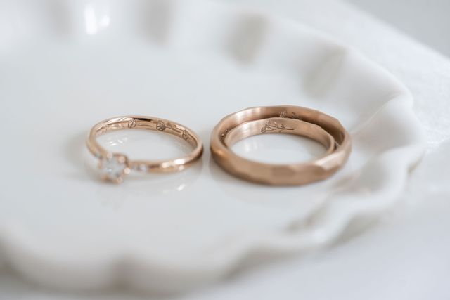 お互いの誕生日花を内側に刻印していただきました。