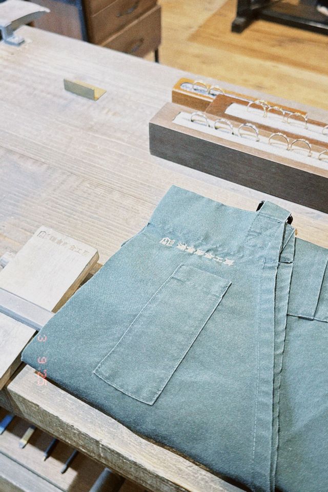 かわいいエプロンをつけて作業します！