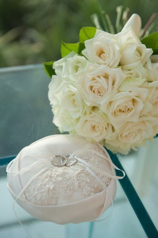 結婚式で指輪だけの写真も撮ってもらいました。