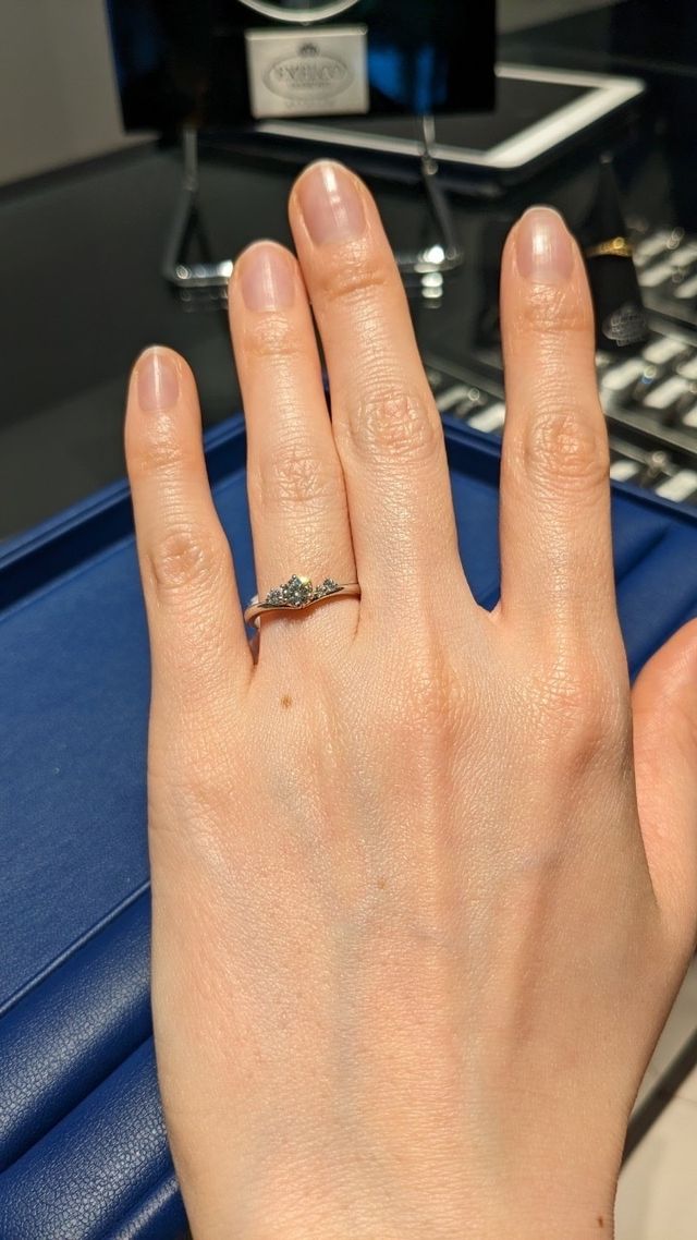 婚約指輪を探しに来店し、店内での試着写真です。