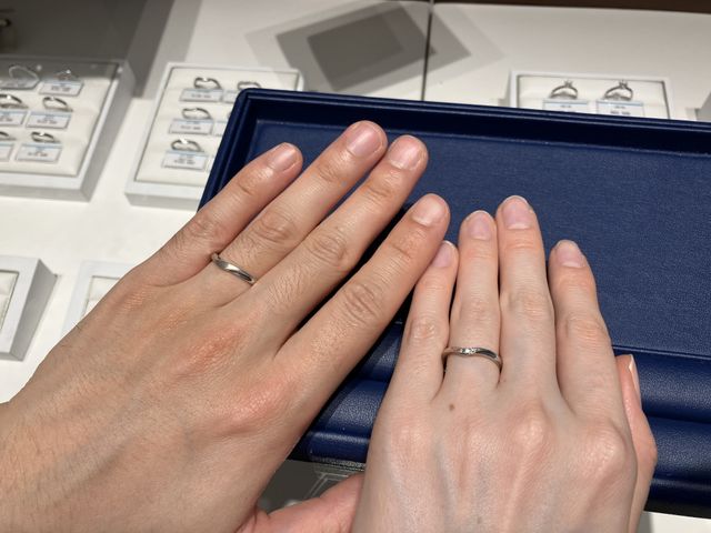 結婚指輪を探しに来店し、店内での試着写真です。