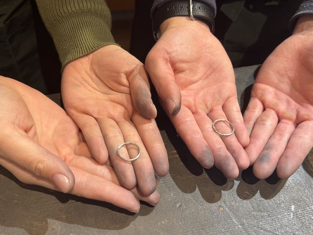 製作で汚れた手も思い出の一つということで撮影いただきました