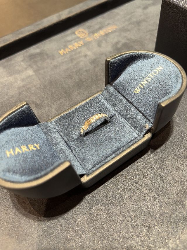 ダイヤの存在感際立つフォーマルにもカジュアルにも合うデザイン