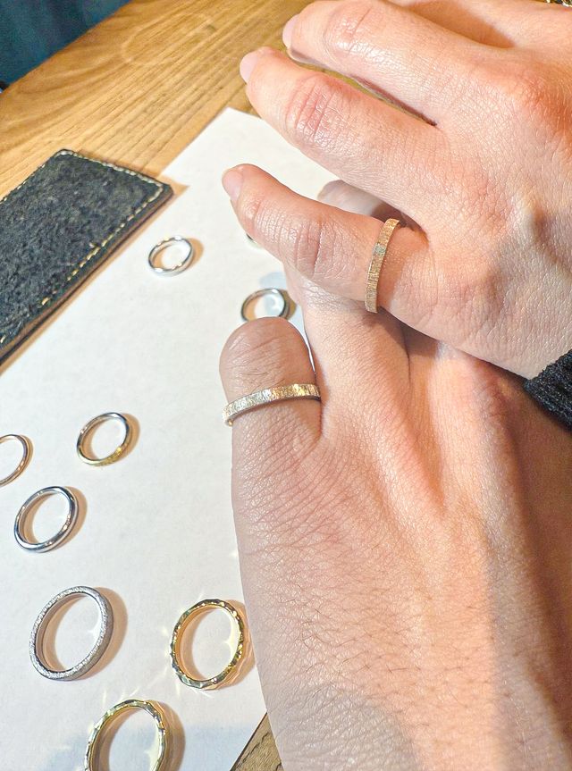 色々な指輪を試して好みのタイプを組み合わせられる